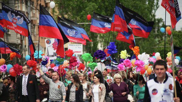 Supporters of the self-proclaimed Donetsk People's Republic attend a rally in Donetsk on May 11, 2015 to mark the first anniversary of referendums called by pro-Russian separatists in eastern Ukraine to split from the rest of the ex-Soviet republic Supporters of the self-proclaimed Donetsk People's Republic attend a rally in Donetsk on May 11, 2015 to mark the first anniversary of referendums called by pro-Russian separatists in eastern Ukraine to split from the rest of the ex-Soviet republic - Sputnik International
