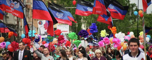 Supporters of the self-proclaimed Donetsk People's Republic attend a rally in Donetsk on May 11, 2015 to mark the first anniversary of referendums called by pro-Russian separatists in eastern Ukraine to split from the rest of the ex-Soviet republic - Sputnik International