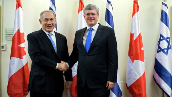 Israeli Prime Minister Benjamin Netanyahu, left, and Canadian Prime Minister Stephen Harper shake hands. - Sputnik International