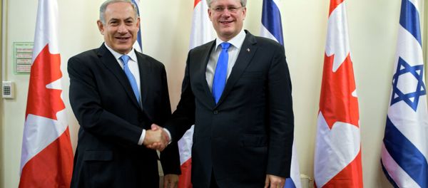 Israeli Prime Minister Benjamin Netanyahu, left, and Canadian Prime Minister Stephen Harper shake hands. - Sputnik International