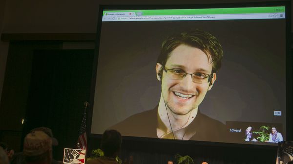 Edward Snowden has warned Australians that they are being watched all the time under controversial metadata retention laws.  - Sputnik International