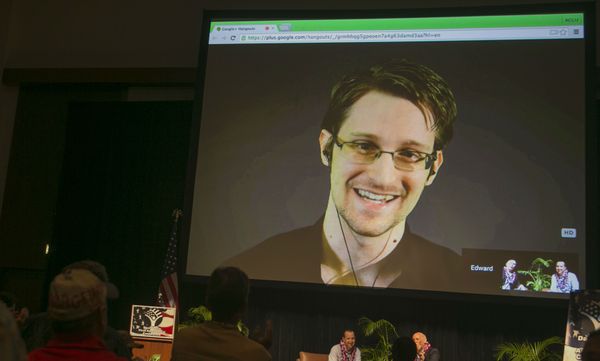 Edward Snowden has warned Australians that they are being watched all the time under controversial metadata retention laws.  - Sputnik International