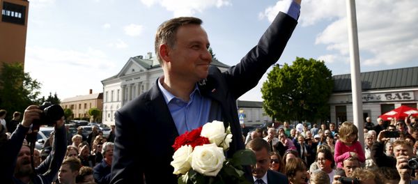 Andrzej Duda, candidate of the conservative opposition Law and Justice (PiS) party shows the victory sign during his election campaign, a day after the first round of the Polish presidential elections in Sochaczew, near Warsaw, Poland, May 11, 2015 Andrzej Duda, candidate of the conservative opposition Law and Justice (PiS) party shows the victory sign during his election campaign, a day after the first round of the Polish presidential elections in Sochaczew, near Warsaw, Poland, May 11, 2015 - Sputnik International