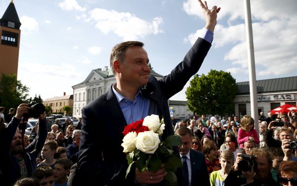 Andrzej Duda, candidate of the conservative opposition Law and Justice (PiS) party shows the victory sign during his election campaign, a day after the first round of the Polish presidential elections in Sochaczew, near Warsaw, Poland, May 11, 2015 Andrzej Duda, candidate of the conservative opposition Law and Justice (PiS) party shows the victory sign during his election campaign, a day after the first round of the Polish presidential elections in Sochaczew, near Warsaw, Poland, May 11, 2015 - Sputnik International