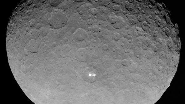 Bright spots on Ceres are revealed to be composed of many smaller spots in this May, 2015 image from the Dawn spacecraft. - Sputnik International