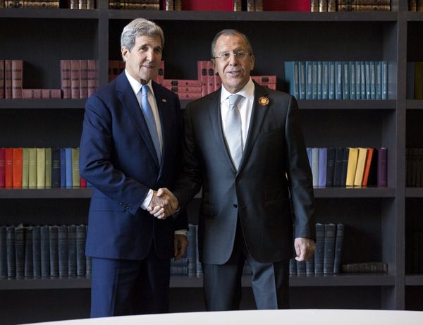US Secretary of State John Kerry (L) shakes hands with Russian Foreign Secretary Sergey Lavrov before a bilateral meeting in Sochi, Russia - Sputnik International