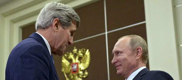 U.S. Secretary of State John Kerry (L) speaks with Russian President Vladimir Putin before a bilateral meeting at the presidential residence of Bocharov Ruchey in Sochi - Sputnik International