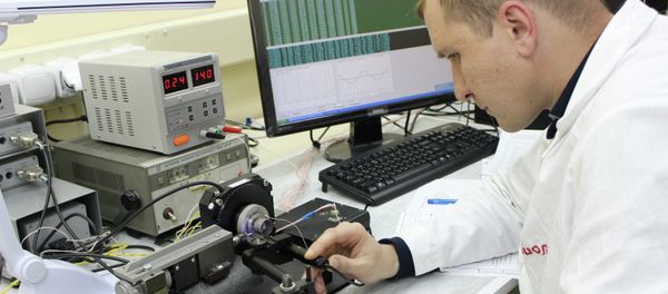A subsidiary of the Russian state technologies corporation Rostec is developing a universal tracked robotic platform that could be used in both combat and rescue operations, the company's deputy CEO said Tuesday A subsidiary of the Russian state technologies corporation Rostec is developing a universal tracked robotic platform that could be used in both combat and rescue operations, the company's deputy CEO said Tuesday - Sputnik International