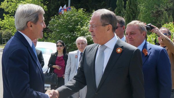 Foreground from right: Russian Foreign Minister Sergey Lavrov meets with US Secretary of State John Kerry in Sochi - Sputnik International