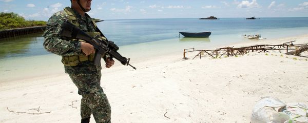 A Filipino soldier patrols the shore of disputed Pag-asa Island in the South China Sea. A Filipino soldier patrols the shore of disputed Pag-asa Island in the South China Sea. - Sputnik International