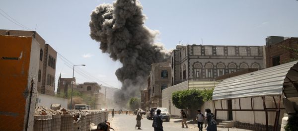 People flee as smoke billows after air strikes hit the house of Yemen's former President Ali Abdullah Saleh in Sanaa May 10, 2015 People flee as smoke billows after air strikes hit the house of Yemen's former President Ali Abdullah Saleh in Sanaa May 10, 2015 - Sputnik International