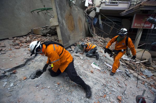 Nepalese military personnel and International rescue check on a collapsed building after an earthquake in the centre of Kathmandu, Nepal - Sputnik International