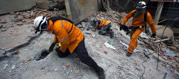 Nepalese military personnel and International rescue check on a collapsed building after an earthquake in the centre of Kathmandu, Nepal - Sputnik International