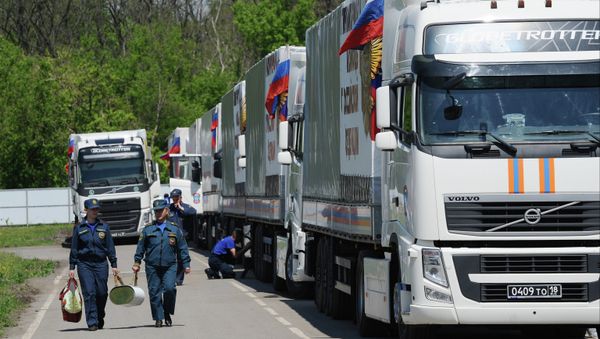 Humanitarian aid convoy in Rostov Region prepares to depart for southeastern Ukraine - Sputnik International