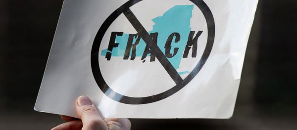 An opponent of the hydraulic fracturing holds a sign during a demonstration at the site of a Democratic party fundraiser March 20, 2014 in New York - Sputnik International