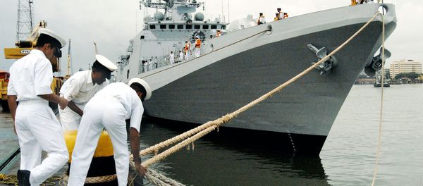 Indian Navy Personel secure the mooring ropes of INS Trishul, a Second Talwar Class Stealth Frigate,as she comes alongside the docks at the Naval Dockyard in Bombay, 23 September 2003 - Sputnik International