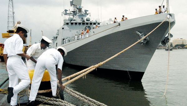 Indian Navy Personel secure the mooring ropes of INS Trishul, a Second Talwar Class Stealth Frigate,as she comes alongside the docks at the Naval Dockyard in Bombay, 23 September 2003 Indian Navy Personel secure the mooring ropes of INS Trishul, a Second Talwar Class Stealth Frigate,as she comes alongside the docks at the Naval Dockyard in Bombay, 23 September 2003 - Sputnik International