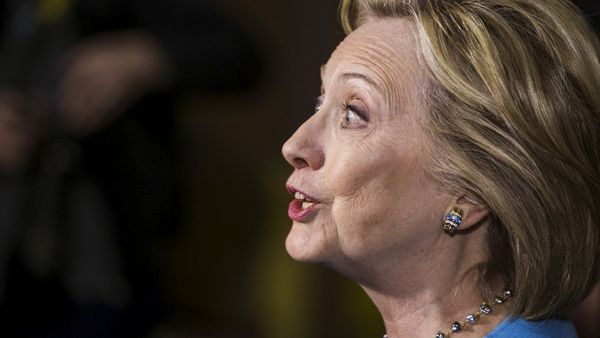 U.S. presidential candidate and former Secretary of State Hillary Clinton speaks with the media after sitting down with workers and management of Whitney Brothers children's toy and furniture factory during a round table while campaigning for the 2016 Democratic presidential nomination in Keene, New Hampshire April 20, 2015 - Sputnik International