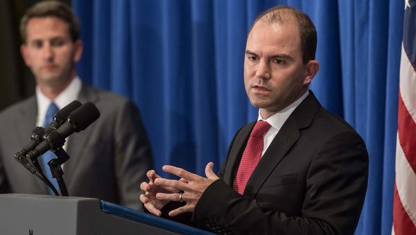 US Deputy National Security Adviser Ben Rhodes briefs the press as Principal Deputy Press Secretary Eric Schultz (L) looks on at Martha's Vineyard, Massachusetts, on August 22, 2014 - Sputnik International