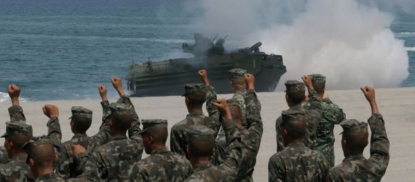 Philippine Marines cheer as a U.S. Navy AAV (Amphibious Assault Vehicle) storms the beach during a combined assault exercise facing one of the contested islands in the South China Sea. - Sputnik International
