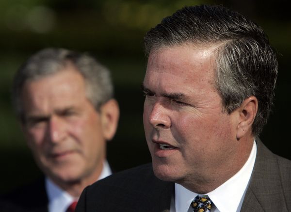 George W. Bush (L) looks on as his brother Jeb Bush speaks. - Sputnik International