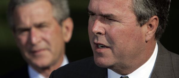 George W. Bush (L) looks on as his brother  Jeb Bush - Sputnik International