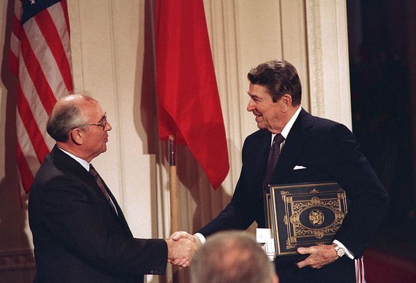 Mikhail Gorbachev (left) and Ronald Reagan after signing the INF Treaty, December 8, 1987 - Sputnik International