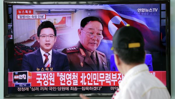 A man watches a TV news program reporting that North Korean People's Armed Forces Minister Hyon Yong Chol was killed by anti-aircraft gunfire - Sputnik International