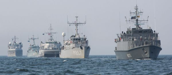 From left, Norwegian support vessel Valkyrien, Belgian mine-hunter Belis, Norwegian minesweeper Otra, Dutch mine-hunter Makkum and Estonian mine-hunter Admiral Cowen form a convoy during a NATO deployment in the Baltic Sea along the German Coast, Tuesday, April 22, 2014 From left, Norwegian support vessel Valkyrien, Belgian mine-hunter Belis, Norwegian minesweeper Otra, Dutch mine-hunter Makkum and Estonian mine-hunter Admiral Cowen form a convoy during a NATO deployment in the Baltic Sea along the German Coast, Tuesday, April 22, 2014 - Sputnik International