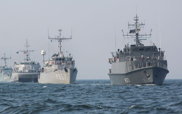 From left, Norwegian support vessel Valkyrien, Belgian mine-hunter Belis, Norwegian minesweeper Otra, Dutch mine-hunter Makkum and Estonian mine-hunter Admiral Cowen form a convoy during a NATO deployment in the Baltic Sea along the German Coast, Tuesday, April 22, 2014 - Sputnik International