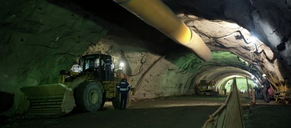 Personnel work in a gallery inside the Expressway Tunnel in Rio de Janeiro, Brazil, Tuesday, March 24, 2015 - Sputnik International