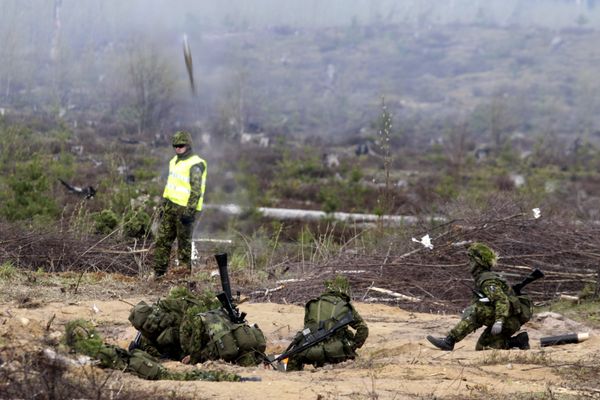 Estonian army soldiers launch grenade during the NATO military exercise Hedgehog 2015 at the Tapa training range in Estonia May 12, 2015 Estonian army soldiers launch grenade during the NATO military exercise Hedgehog 2015 at the Tapa training range in Estonia May 12, 2015 - Sputnik International