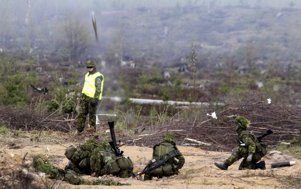 Estonian army soldiers launch grenade during the NATO military exercise Hedgehog 2015 at the Tapa training range in Estonia May 12, 2015 - Sputnik International