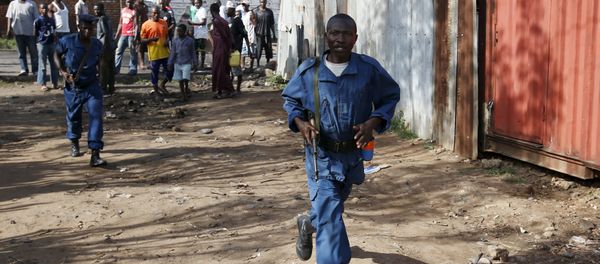 Policemen walk along a street in Bujumbura, Burundi May 15, 2015 - Sputnik International