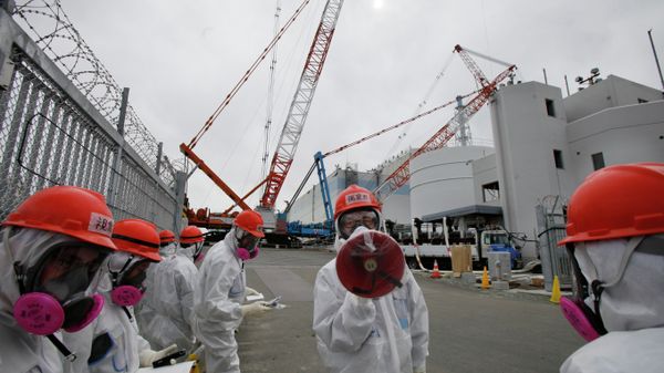 A staff member of the Tokyo Electric Power Co. (TEPCO) - Sputnik International