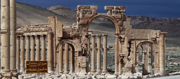 A file picture taken on March 14, 2014 shows Syrian citizens walking in the ancient oasis city of Palmyra, 215 kilometres northeast of Damascus. Islamic State (IS) group jihadists, who boast of having destroyed ancient sites in Iraq, threatened the ancient jewel of Palmyra, a UNESCO heritage site in the Syrian desert, on May 14, 2015 - Sputnik International