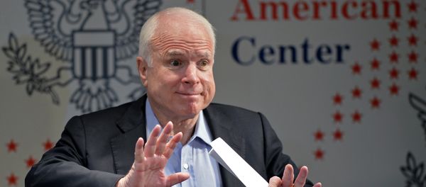 US Senator John McCain reacts to students of the Japan-America Student Conference (JASC) as he arrives at the Tokyo American Center in Tokyo on August 21, 2013 - Sputnik International