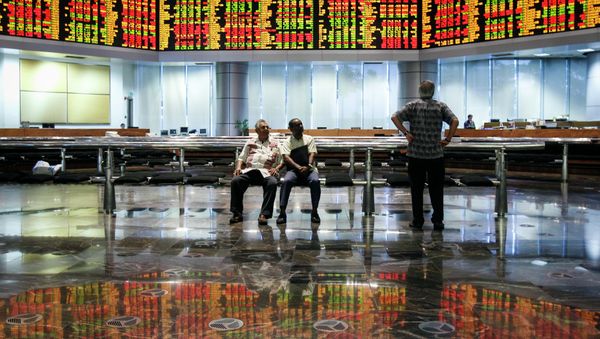Malaysian men watch the trading board at a private stock market gallery in Kuala Lumpur, Malaysia on Tuesday, May 12, 2015 Malaysian men watch the trading board at a private stock market gallery in Kuala Lumpur, Malaysia on Tuesday, May 12, 2015 - Sputnik International