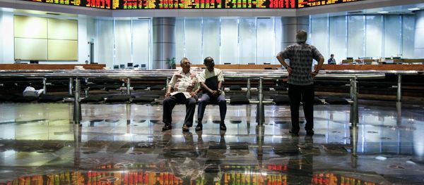 Malaysian men watch the trading board at a private stock market gallery in Kuala Lumpur, Malaysia on Tuesday, May 12, 2015 Malaysian men watch the trading board at a private stock market gallery in Kuala Lumpur, Malaysia on Tuesday, May 12, 2015 - Sputnik International