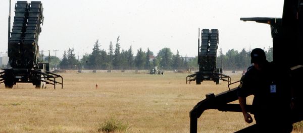 An air force radar operator inspects equipment in front of a Patriot missile launcher at Tatoi air base, near Athens - Sputnik International
