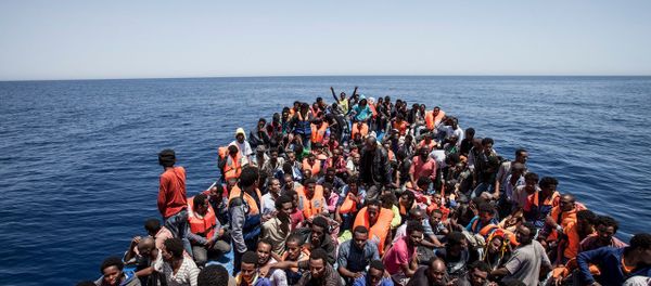 Migrants crowd the deck of their wooden boat off the coast of Libya May 14, 2015 - Sputnik International