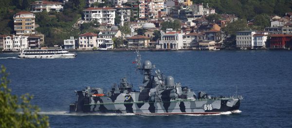 The Russian Navy guided missile corvette Samum sets sail in the Bosphorus, on its way to the Mediterranean Sea, in Istanbul, Turkey May 14, 2015 - Sputnik International