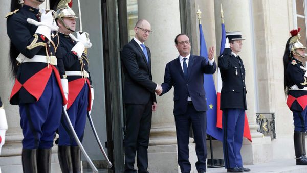 French President Francois Hollande (R) welcomes Ukraine's Prime Minister Arseny Yatseniuk at the Elysee Palace in Paris, France, May 13, 2015 French President Francois Hollande (R) welcomes Ukraine's Prime Minister Arseny Yatseniuk at the Elysee Palace in Paris, France, May 13, 2015 - Sputnik International