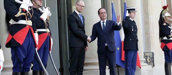 French President Francois Hollande (R) welcomes Ukraine's Prime Minister Arseny Yatseniuk at the Elysee Palace in Paris, France, May 13, 2015 French President Francois Hollande (R) welcomes Ukraine's Prime Minister Arseny Yatseniuk at the Elysee Palace in Paris, France, May 13, 2015 - Sputnik International