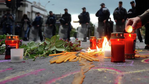 People light candles in front of the riot policemen to commemorate policemen who were killed after fighting between Macedonian police and an armed group in the town of Kumanovo , in Skopje on May 11, 2015 People light candles in front of the riot policemen to commemorate policemen who were killed after fighting between Macedonian police and an armed group in the town of Kumanovo , in Skopje on May 11, 2015 - Sputnik International