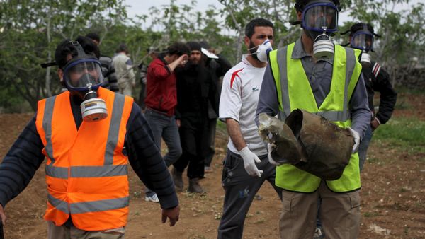 A Civil Defence member carries a damaged canister in Ibleen village from what activists said was a chlorine gas attack, on Kansafra, Ibleen and Josef villages, Idlib countryside May 3, 2015 - Sputnik International