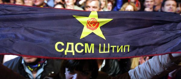 Supporters of the Social Democratic Union of Macedonia (SDSM) with party symbols Supporters of the Social Democratic Union of Macedonia (SDSM) with party symbols - Sputnik International