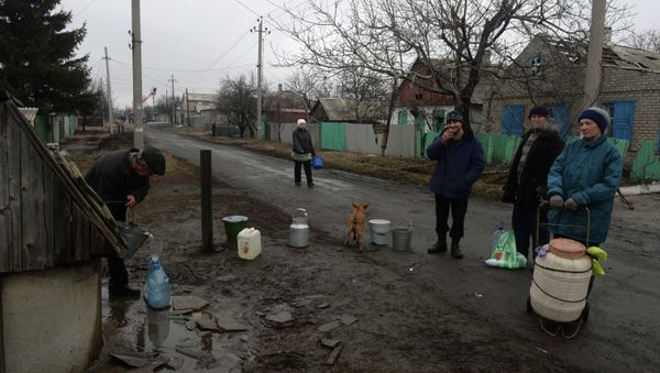 Debaltsevo residents get water from a well - Sputnik International