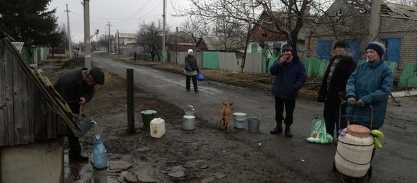 Debaltsevo residents get water from a well Debaltsevo residents get water from a well - Sputnik International