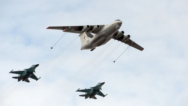 An Il-78 tanker aircraft and Sukhoi 34 assault fighter bombers during a joint training of soldier formations and mechanized units for the Victory Parade - Sputnik International
